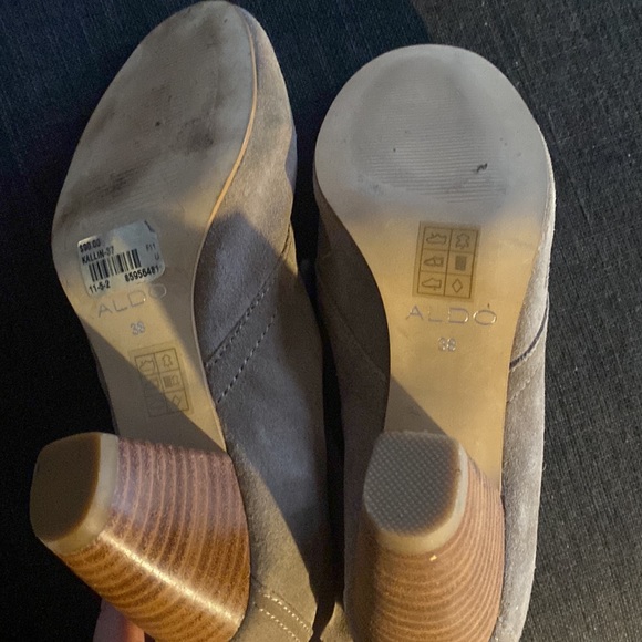 ALDO Suede Ankle Booties! Lightly Worn & Genuine Suede!  Excellent Condition! - Picture 4 of 4